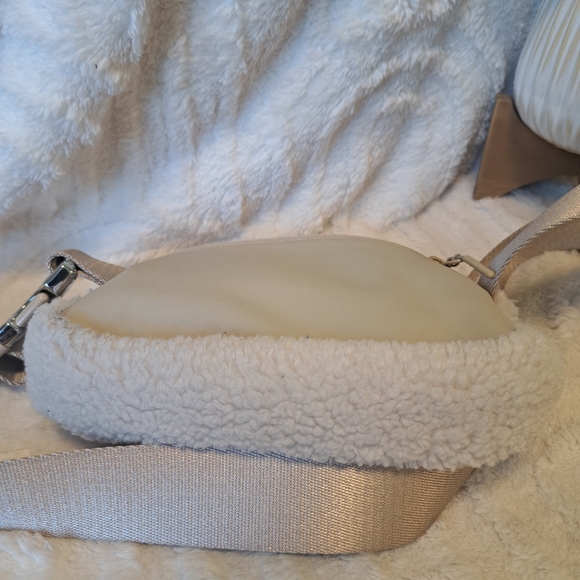 Lululemon Everywhere Belt Bag Sherpa Fleece Natural Ivory Trench Excellent UC! - Picture 11 of 16